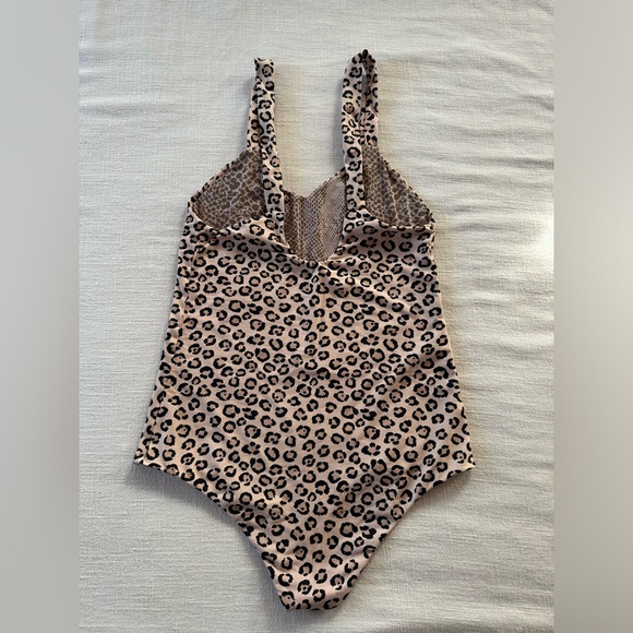 Acacia one piece - Picture 2 of 5